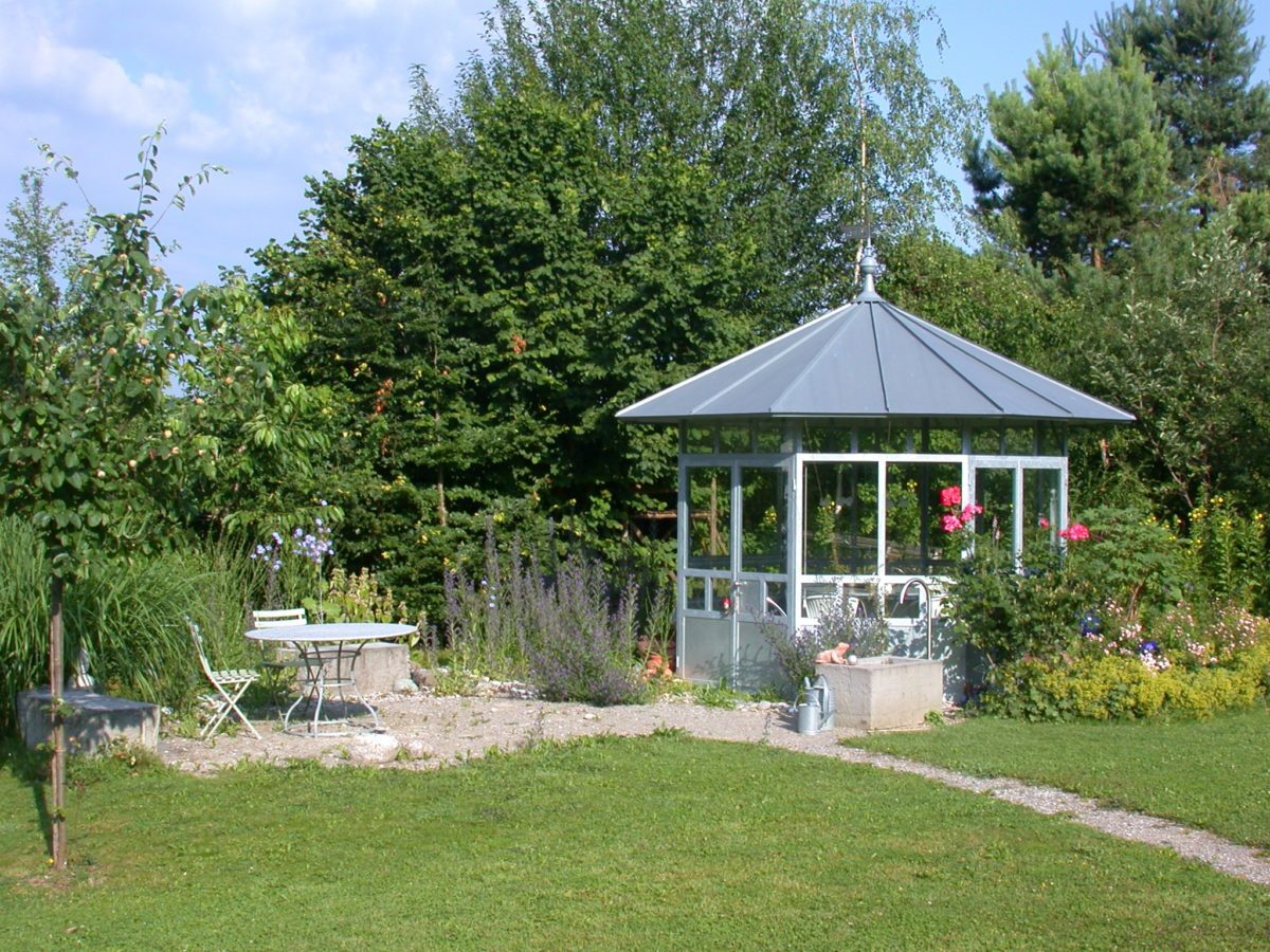 B1-Gartenpavillon-im-Grünen-1-1-e1538682456558.jpg