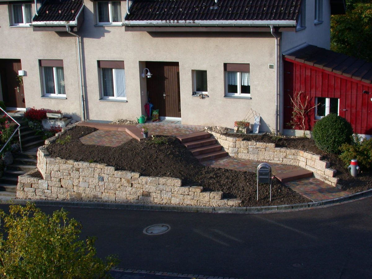 B27-Neuer-Hauseingang-mit-Stützmauern-und-Treppen-2-e1538682832420.jpg