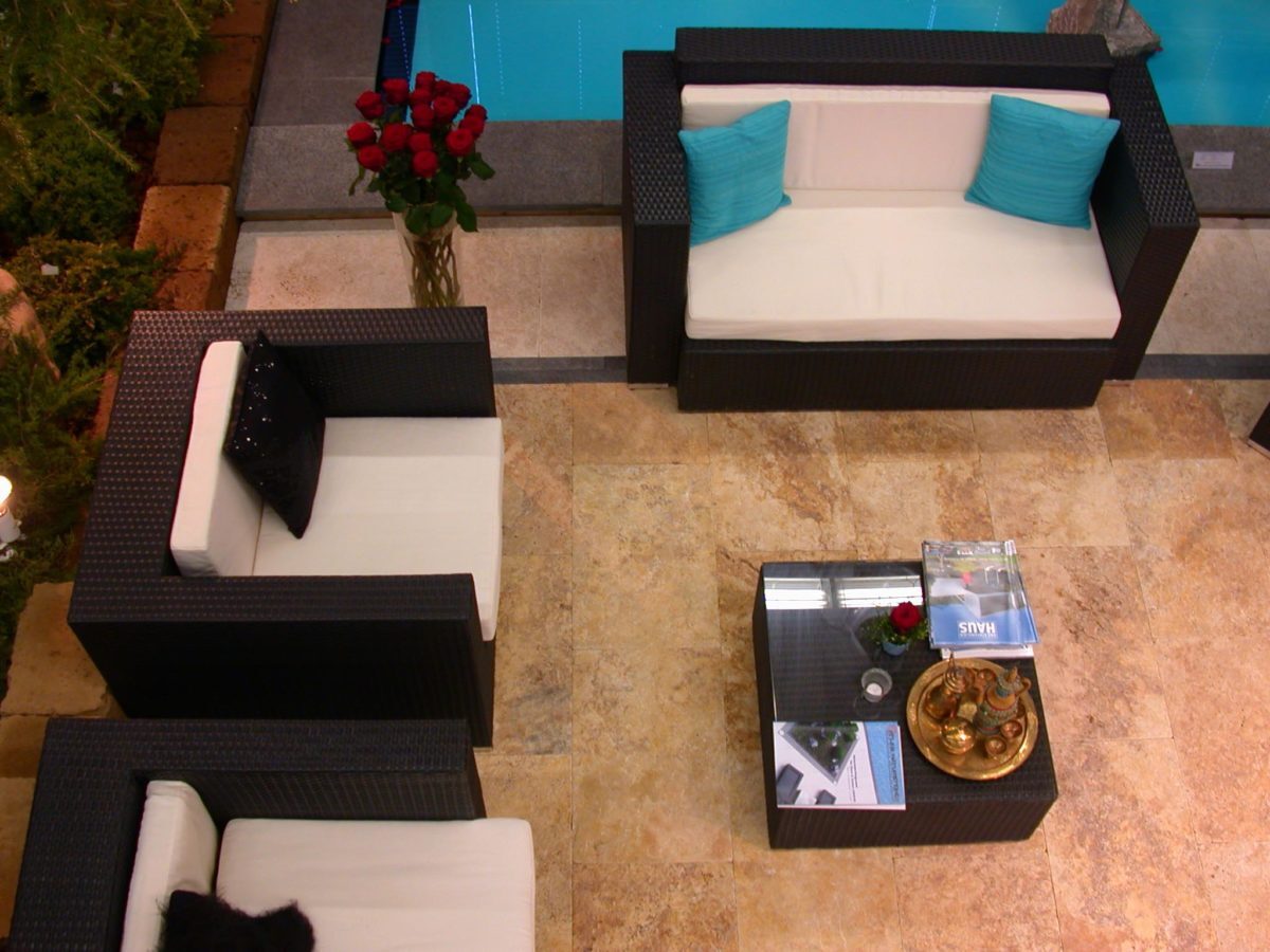 B49-Lounge-auf-Natursteinplatten-2-e1538682997920.jpg