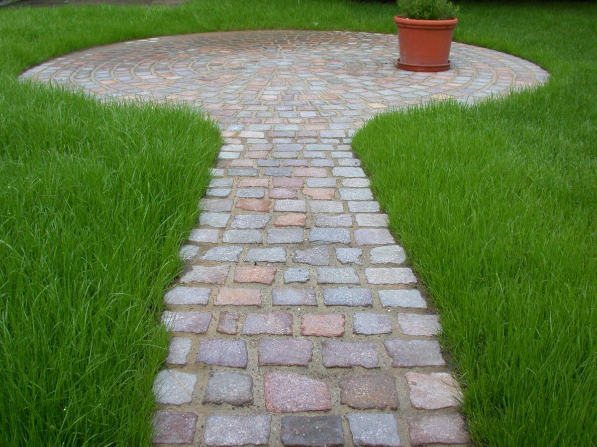 B5-Porphyrpflästerung-im-Rasen-2-e1538682478830.jpg