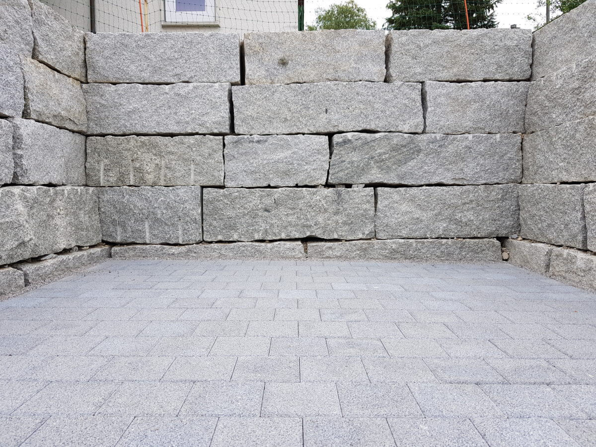 C23-Die-Stützmauer-ermöglicht-einen-Veloabstellplatz-e1538687815775.jpg