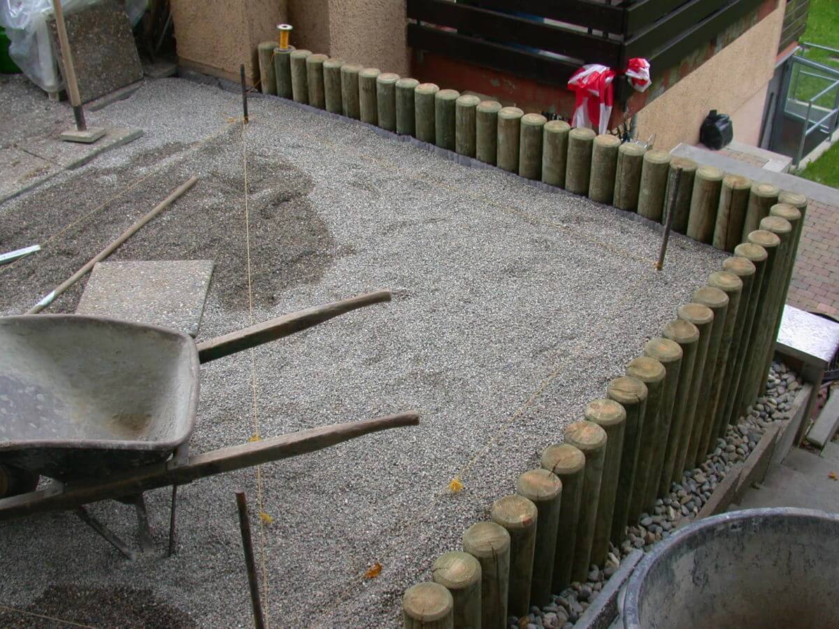 C30-Stützmauer-aus-Holzpalisaden-e1538687869117.jpg