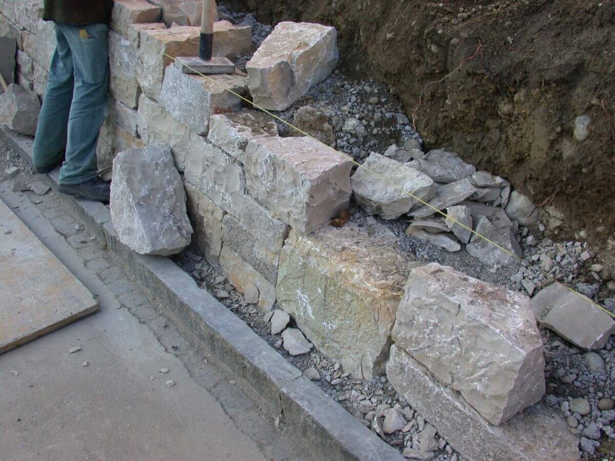 C31-Traditionelle-Natursteinmauer-e1538687875242.jpg