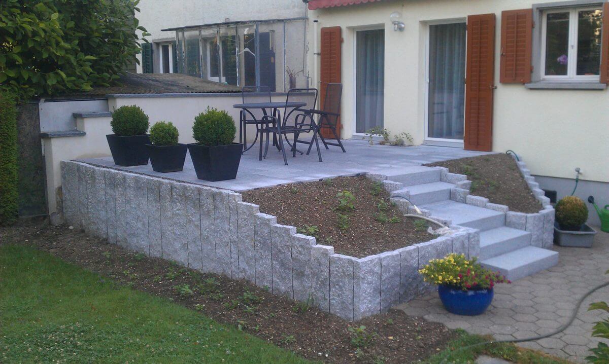 C37-Granitpalisaden-um-den-Sitzplatz-e1538687919376.jpg