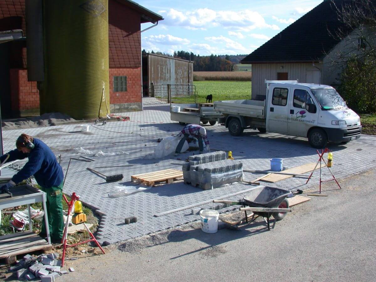 C7-Hofplatz-bei-Landwirtschaftlichem-Betrieb-e1538687673690.jpg