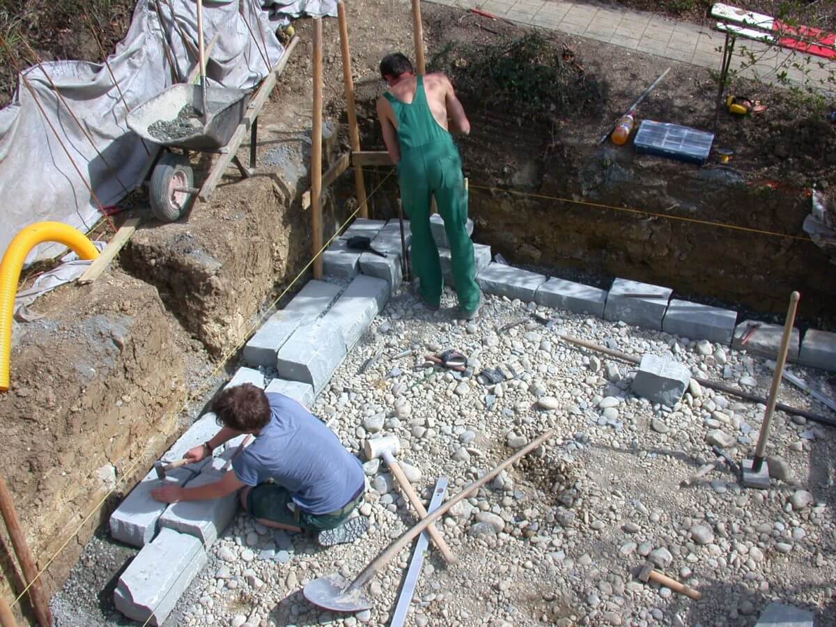 C8-Fundament-für-eine-Sandsteinmauer-e1538687679763.jpg