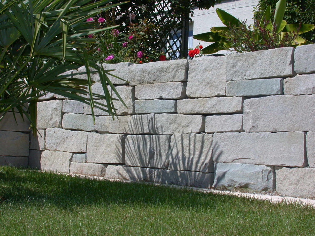 E12-Sandsteinmauer-grenzt-die-Rasenfläche-ab-e1538684792785.jpg