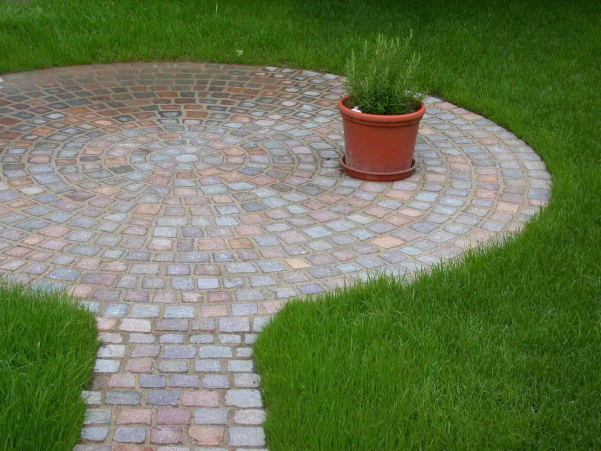 E2-Grün-eingerahmte-Kreispflästerung-e1538684728240.jpg
