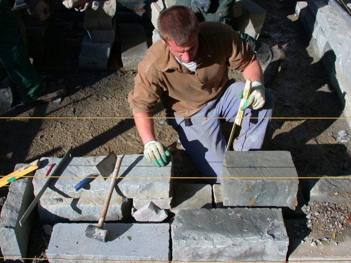 F46-Schnurgerüst-für-die-Trockenmauer-1-e1538685868268.jpg