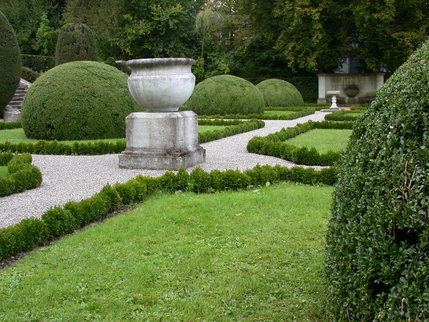H5-Streng-geschnittener-Buchsgarten.jpg