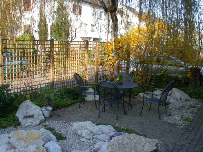 Jurakalkstein-mit-Porphyrpflästerung-e1522685793796.jpg