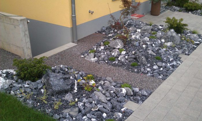 Steingarten-mit-Rheintaler-Schotter-und-Wuhrsteine-3-e1522685554626.jpg