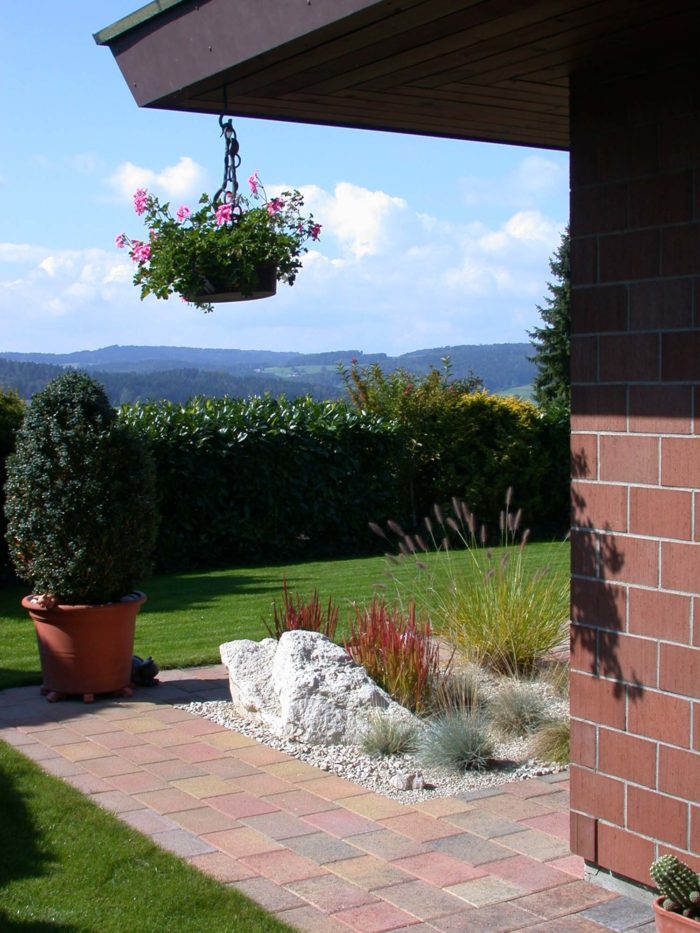 Steingärtli-an-Backsteinmauerecke-mit-Weitsicht-e1522685517976.jpg